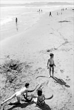 jeux sur la plage de marina di carrara, 1968