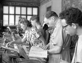 florence, touristes aux uffizi, 1957