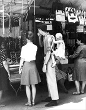 touristes sur les étals, 1964