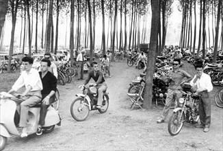garçons sur des motos lors d'un voyage sur le po, 1961