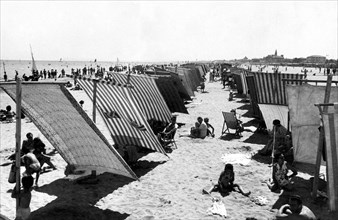 tentes sur la plage dans l'adriatique nord, 1950-1960