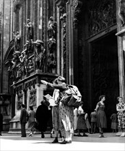 touristes sur la place de la cathédrale, 1956