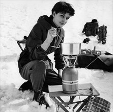 cuisine de camping d'hiver avec bouteille de gaz, 1957