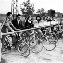 cyclistes à un passage à niveau, 1948