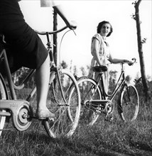 femmes en excursion avec des bicyclettes, 1950