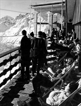 montagnes, touristes au soleil, 1963