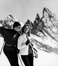 sport, ski, deux skieurs au-dessus d'ortisei, 1970
