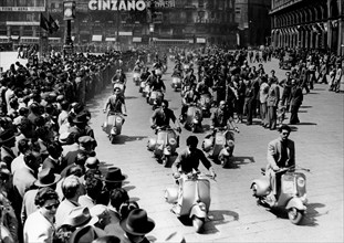 parade de guêpes sur la piazza duomo, 1951
