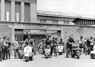 ouvriers quittant une usine, 1958