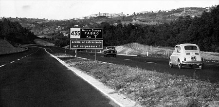 tronçon florence-rome, en arrière plan ficulle province de terni, 1965