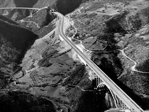 panorama de viaducs sur les apennins, 1960