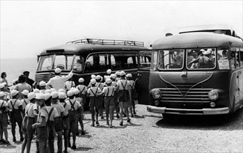 colonies marines, entraîneur et groupe d'enfants, 1952