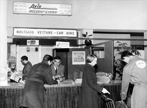 aéroport de linate, comptoir de location de voitures, 1963