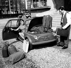 automobiles, rangement des bagages dans la fiat 500, 1960