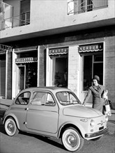 automobiles, fiat 500 garées devant des magasins, 1959