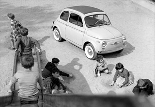 fiat 500 et enfants jouant, 1958