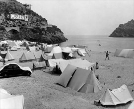 camping sur une plage italienne, 1956
