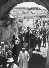 touristes visitant l'amphithéâtre romain de syracuse, 1955