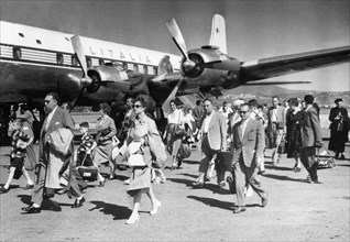 touristes à l'aéroport de ciampino, 1964