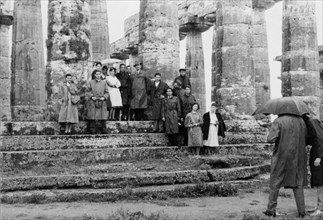 touristes à paestum, 1962