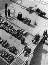 bagages attendant d'être chargés sur le navire, 1953