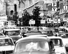 circulation dans la via veneto à rome, 1971