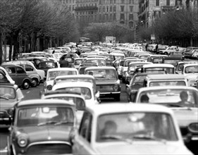 rome, circulation dans la via dell'università, 1971