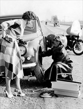un agent de l'adac, l'aci italienne, fournit une assistance, 1959