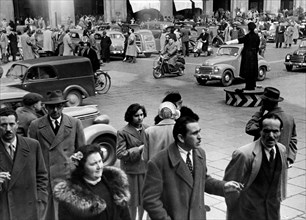 turin, circulation sur la piazza san carlo, 1953