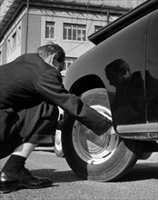 contrôle des pneus, 1956