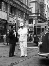 milan, via torino, agent de la circulation, 1954