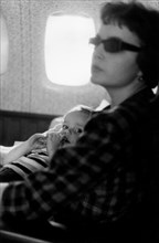 mère et enfant sur un vol commercial, 1964