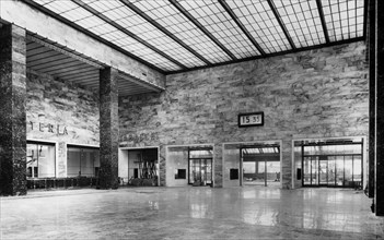 intérieur du guichet de la gare de florence, 1940-1950