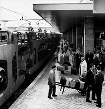train de transport de voitures en gare de milan garibaldi, 1969