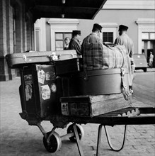 bagages à la gare, 1964