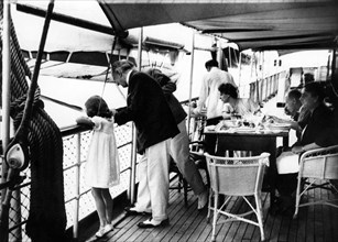 electra marconi au déjeuner avec sa famille, 1936