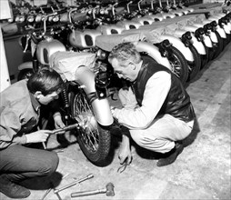 motocyclettes, motos gilera prêtes à être vendues, 1966