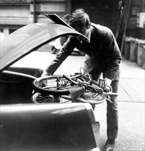 cyclotourisme, le "vélo de l'automobiliste" est rangé dans le coffre, 1965