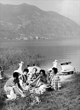 scooter, pique-nique sur le lac avec lambretta 175 tv, 1958