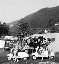 scooter, lambretta au camping, 1958