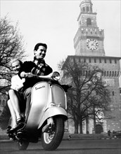 scooter, vespa au château sforzesco de milan, 1958