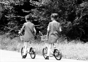 cyclisme, petites filles à bicyclette, 1960