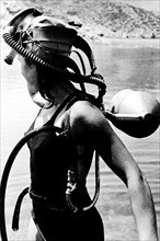sport, plongeur avec tuba glissant en émersion, 1952