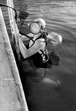 sport, plongeur sous-marin avec appareil respiratoire glissant en émersion, 1952