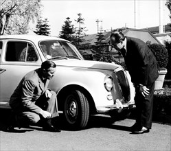 examen d'un pneu pirelli bs3 au retour d'un essai sur une lancia appia, 1959