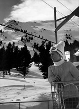 europe, italie, alto adige, alpe della muta, skieuse sur une télécabine, 1967