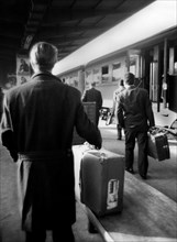 voyageurs à la gare de bari, 1963