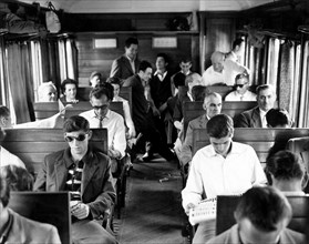 ouvriers dans le train partant de porta romana pour milan, 1960