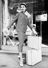 modèle avec valises en cuir imperméable, 1955