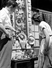 ombrie, assisi, magasin avec des ceramiques souvenirs, 1952